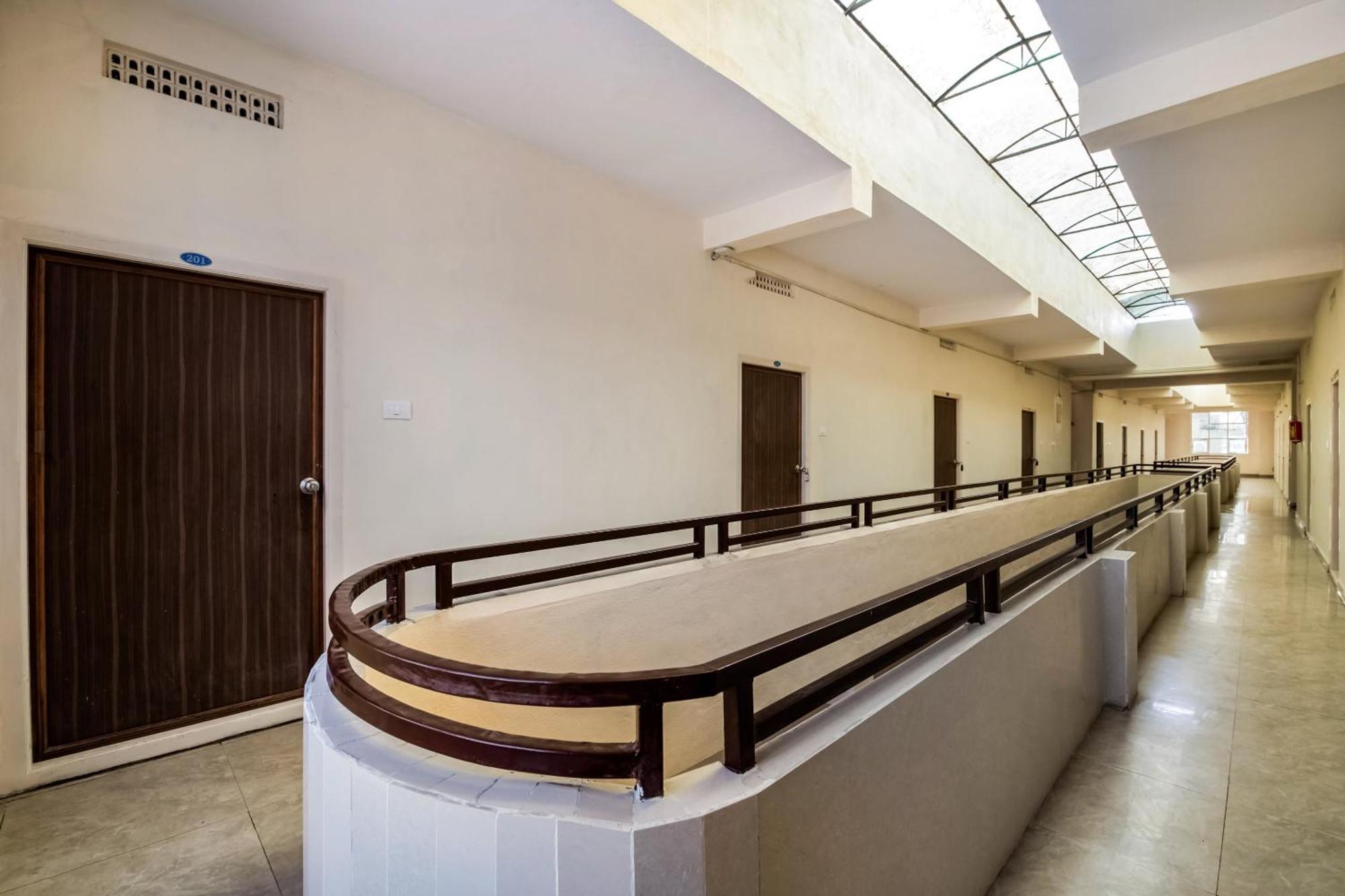 Отель Super Oyo G P Residency Какинада Экстерьер фото